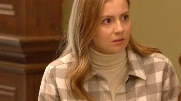 Chaqueta a cuadros de Jessie (Bebe Wood) en Acusado (S01)