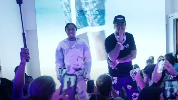 Amiri Light Blue Pegasus Tapestry Shorts usados por Lil Tjay en Bla Bla (feat. Fivio Foreign) (Official Video)