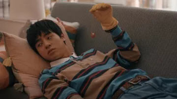 Volcom Sumpter Mens Rugby Shirt porté par Jin Wang (Ben Wang) vu en Chinois né aux États-Unis (S01E06)