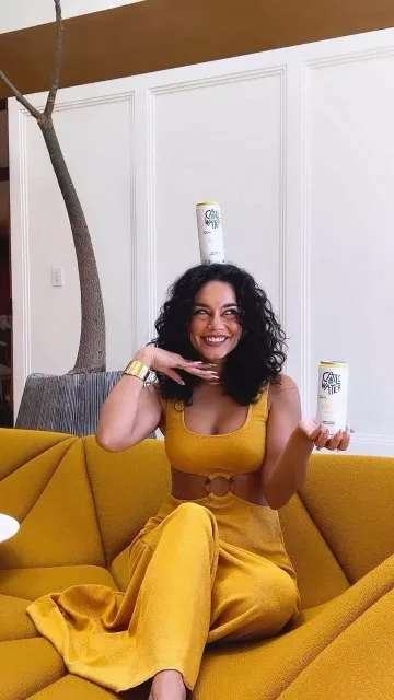Louis Vuitton Essential V Ring porté par Vanessa Hudgens sur son Instagram le 8 septembre 2023