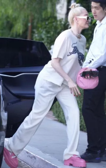 Bolso de cuero Bottega Veneta Mini Jodie Intrecciato usado por Erika Jayne en West Hollywood el 7 de septiembre de 2023