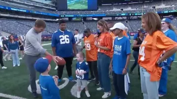 Veja V-12 Sneaker in White/Cyprus worn by Savannah Guthrie as seen in Today on  September 11, 2023
