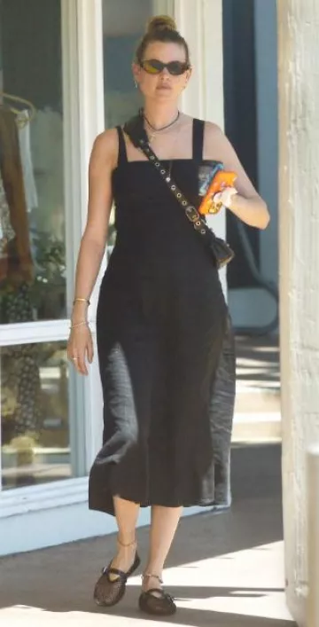 Balenciaga Le Cagole Xs Sac à bandoulière en noir porté par Behati Prinsloo sur son Santa Barbara le 7 septembre 2023