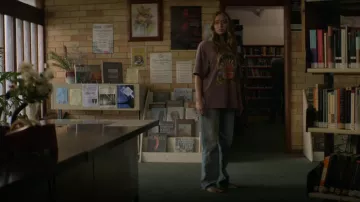 Ghanda Biker Tee porté par Alice Hart (Alycia Debnam Carey) vu dans The Lost Flowers of Alice Hart (S01E07)