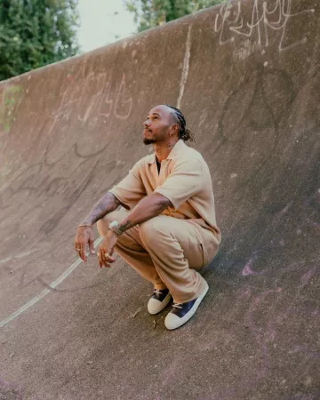 Zegna Beige Knit Full Button Polo usado por Lewis Hamilton en su cuenta de Instagram @lewishamilton