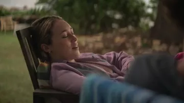 Double chemise à plumes violettes Rainbouu portée par Alice Hart (Alycia Debnam Carey) vue dans Les fleurs perdues d’Alice Hart (S01E07)
