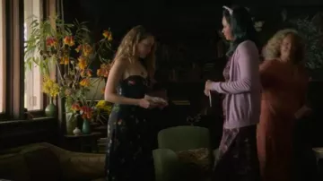 Robe évangélique de la Réforme portée par Alice Hart (Alycia Debnam Carey) vue dans Les fleurs perdues d’Alice Hart (S01E07)