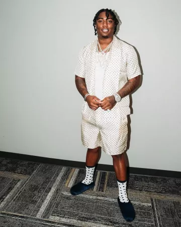 AMI Alexandre Mattiussi Cream & Navy Polka Dot Shorts usados por Fredo Bang en su cuenta de Instagram @fredobang