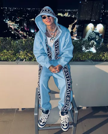 Pantalones de chándal con el logotipo romano azul claro supremo usados por Blessd en su cuenta de Instagram @blessd