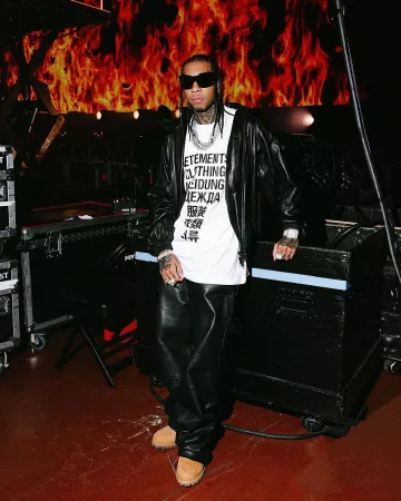 Vetements White Logo Languages T Shirt porté par Tyga sur son compte Instagram @tyga