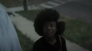 Comme des Gargons Play Wool Cardigan porté par Kiesha Williams (Birgundi Baker) comme on le voit dans The Chi (S04E10)
