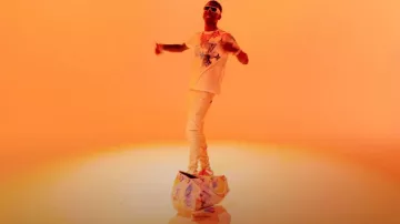 Louis Vuitton White Azur Damier LV Initials Ceinture portée par Young Dolph dans Talking To My Scale (Vidéo officielle)