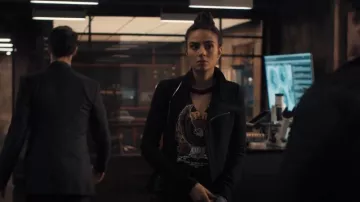 Top de H&M Rebel Lovers usado por Miriam Shepherd (Aiysha Hart) como se ve en A Discovery of Witches (S01E01)