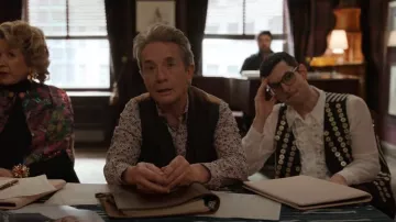 Chaleco adornado Moschino usado por Cliff Demeo (Wesley Taylor) como se ve en Only Murders in the Building (S03E07)