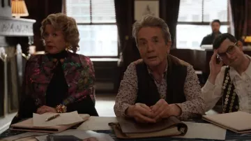 The Ethiquette But­ter­fly Cape worn by Donna DeMeo (Linda Emond) as seen in Only Murders in the Building (S03E07)