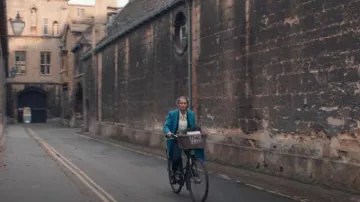 Dutchie Chic Bi­cy­cles used by Diana Bishop (Teresa Palmer) as seen in A Discovery of Witches (S01E01)