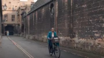 Dutchie Chic Bi­cy­cles used by Diana Bishop (Teresa Palmer) as seen in A Discovery of Witches (S01E01)