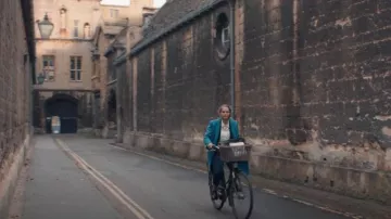 Dutchie Rec­tan­gu­lar Wick­er Bike Bas­ket used by Diana Bishop (Teresa Palmer) as seen in A Discovery of Witches (S01E01)