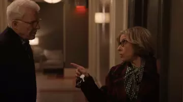 Sam Edelman Plaid Double Breasted A-Line Coat porté par Uma Heller (Jackie Hoffman) comme on le voit dans Only Murders in the Building (S03E07)