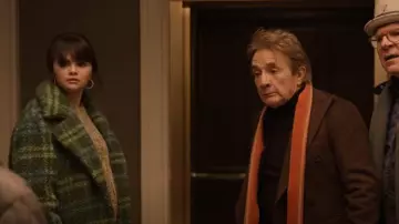 Cadre CAlpaga-Blend Pull Pull pour femmes - Flash Lime porté par Mabel Mora (Selena Gomez) comme on le voit dans Only Murders in the Building (S03E07)