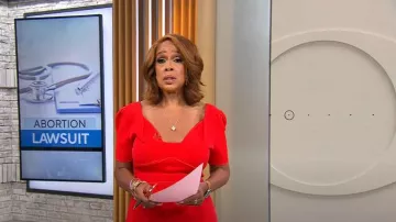 Robe midi en tricot à manches courtes Roland Mouret portée par Gayle King comme vu dans CBS Mornings le 12 septembre 2023