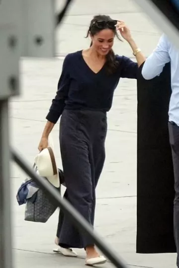 Bolso Goyard Bellechasse Biaude PM usado por Meghan Markle en LAX Airport Post el 11 de septiembre de 2023