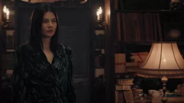 Ann Demeulemeester Abrigo de terciopelo aplastado verde esmeralda usado por Satu (Malin Buska) como se ve en Un descubrimiento de brujas (S01E05)