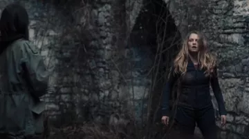 Lululemon De­fine Jack­et worn by Diana Bishop (Teresa Palmer) as seen in A Discovery of Witches (S01E06)