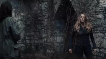 Lululemon De­fine Jack­et worn by Diana Bishop (Teresa Palmer) as seen in A Discovery of Witches (S01E06)