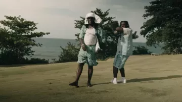 Les sandales Louis Vuitton Olive Green Oasis portées par Burna Boy dans Talibans II avec Byron Messia (Clip officiel)