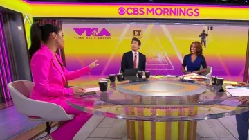 Bon pantalon American Compression Shine Bootcut porté par Rachel Smith comme vu dans CBS Mornings le 13 septembre 2023