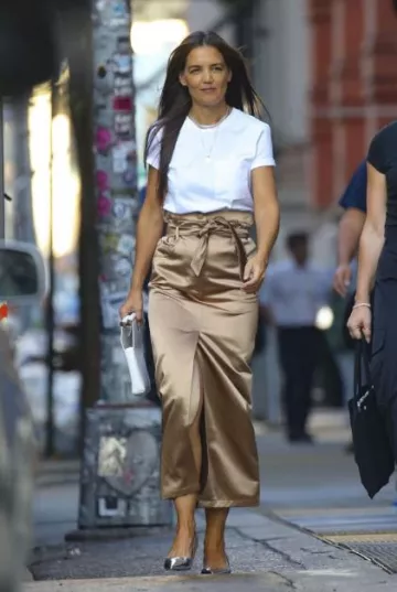 Falda de satén largo Max Mara usada por Katie Holmes en la ciudad de Nueva York el 12 de septiembre de 2023