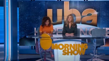 Tory Burch Falda plisada de algodón Jacquard Midi usada por Christina Hunter (Nicole Beharie) como se ve en The Morning Show (S03E02)
