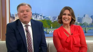 River Island Red Chiffon Tie Front Swing Midi Dress porté par Susanna Reid comme vu dans Good Morning Britain le 12 septembre 2023