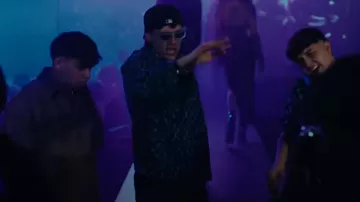 Louis Vuitton Blue Speckled Monogram Workwear Vestet porté par Peso Pluma dans LADY GAGA (Video Oficial) - Peso Pluma, Gabito Ballesteros, Junior H