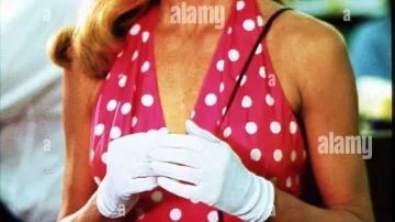 Haut à pois rose porté par Celeste Martin (Kim Basinger) dans My Stepmother Is an Alien