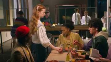 Ba & Sh Boxy Pull brodé de fleurs porté par Mia Banks (Abigail O' Regan) comme on le voit dans Spellbound (S01E11)