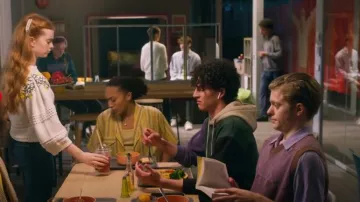 Sweat à capuche vert Zara Colorblock porté par Simone Souter (Etienne Moana) vu dans Spellbound (S01E11)