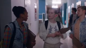 BA&SH Pull brodé de fleurs en écru porté par Mia Banks (Abigail O' Regan) vu dans Spellbound (S01E06)