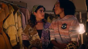 Le cardigan de fleurs déchiquetées porté par Simone Souter (Margherita Barbieri) vu dans Spellbound (S01E12)