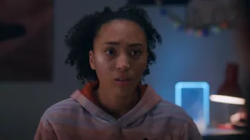 New Balance NB MASCULIN CHEZ AOP Sweat à capuche *Patch pour les yeux ajouté pour couvrir le logo porté par Cece Parker-Jones (Abigail O’Regan) comme on le voit dans Spellbound (S01E07)