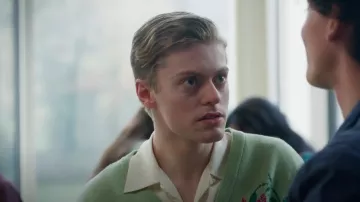 Obey Poppy Cardigan porté par Finn Cassidy (Zac Gabriel Werb) comme on le voit dans Spellbound (S01E07)