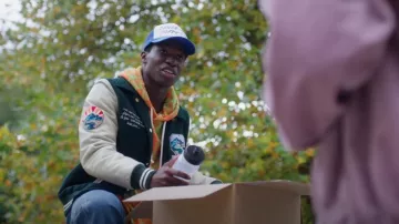 Veste universitaire à manches en cuir mélangé à la laine écossaise et soda portée par Jack Ryder (Sam Darius) comme on le voit dans Spellbound (S01E08)