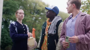 Sandro Lison Robe évasée boutonnée portée par Mia Banks (Abigail O’Regan) comme on le voit dans Spellbound (S01E08)