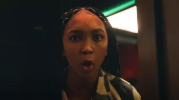 NA-KD Veste en denim rayée portée par Lola (Gomolémo Tsagaé) comme on le voit dans Spellbound (S01E09)