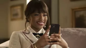 Atuendos de Gossip Girl: Aretes de perlas usados por Monet de Haan (Savannah Lee Smith) en la temporada 2, episodio 1 de la serie de televisión