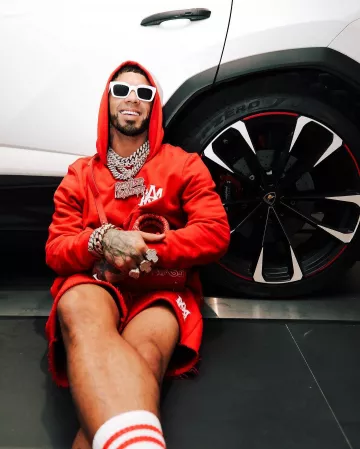 Sudadera con capucha Amiri Red & White MA usada por Anuel AA en su cuenta de Instagram @anuel