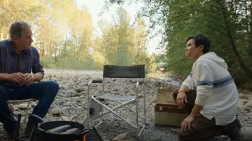 American Eagle Bonfire Fleece Baja usada por Denny Cutler (Kai Bradbury) como se ve en Virgin River (S05E04)