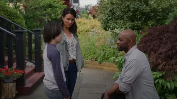 Frame Blue Le Crop Mini Boot Jeans usados por Paige Lassiter (Lexa Doig) como se ve en Virgin River (S05E01)