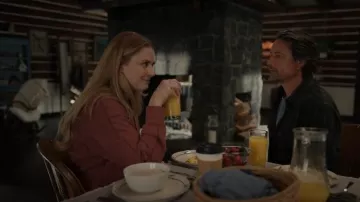 Campeón reinante Peso medio Terry Sudadera con capucha relajada usada por Melinda Monroe (Alexandra Breckenridge) como se ve en Virgin River (S05E02)